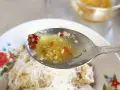 En sked med kryddig sås med vitlök och chili, redo att förhöja smaken på kambodjansk mat.