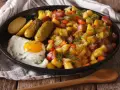 Stekt ägg, saltgurka och pyttipanna med dill. En klassiker bland top 10 svenska maträtter.