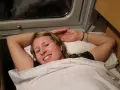 Glad kvinna redo för nattåg till Hamburg.