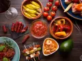 En härlig samling portugal mat: charkuterier, räkor, oliver, paprika och tomater, perfekt för en tapasbuffé.