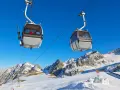 Linbanor transporterar skidåkare uppför snöklädda berg för fantastisk innsbruck skidåkning.