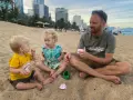En familj njuter av glass på stranden. Undrar du vad kostar det att åka till Thailand 2 veckor?