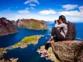 Fotograf fångar den dramatiska skönheten i Lofoten. Här är några **Lofoten tips** för din resa: vandra till Reinebringen för denna vy!