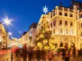 En glittrande julgran och gnistrande ljus längs en gata i London skapar en magisk atmosfär på denna julmarknad.