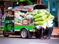 Grön tuk tuk thai lastad med grönsaker, redo för leverans.