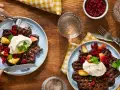 Mörka våfflor med lingon, äpple och grädde – en klassisk svensk frukost.