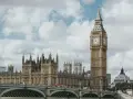 Big Ben och Houses of Parliament i London. En bro med folk och bussar. Kanske inte områden att undvika, men definitivt populära!
