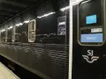 Svart SJ nattåg med sovvagnssymbol och destination Duved.