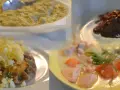 En collage av fyra rätter: grön puré, en pirog med ägg, en mörk röra och en laxsoppa. En del av maten ser lite konstig ut.