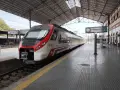 Ett modernt rött och vitt Renfe-tåg står redo på perrongen. Kanske är det dags för ett tåg till Spanien?