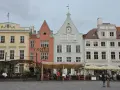 Fasaderna i Gamla stan i Tallinn, med restauranger som serverar alkohol.