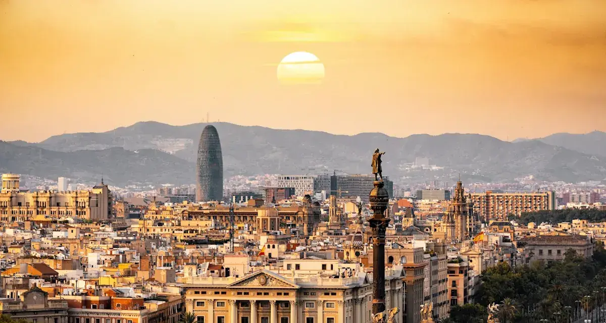 Barcelona vid solnedgången. En stad med behaglig spanien temperatur året runt, perfekt för en semester.