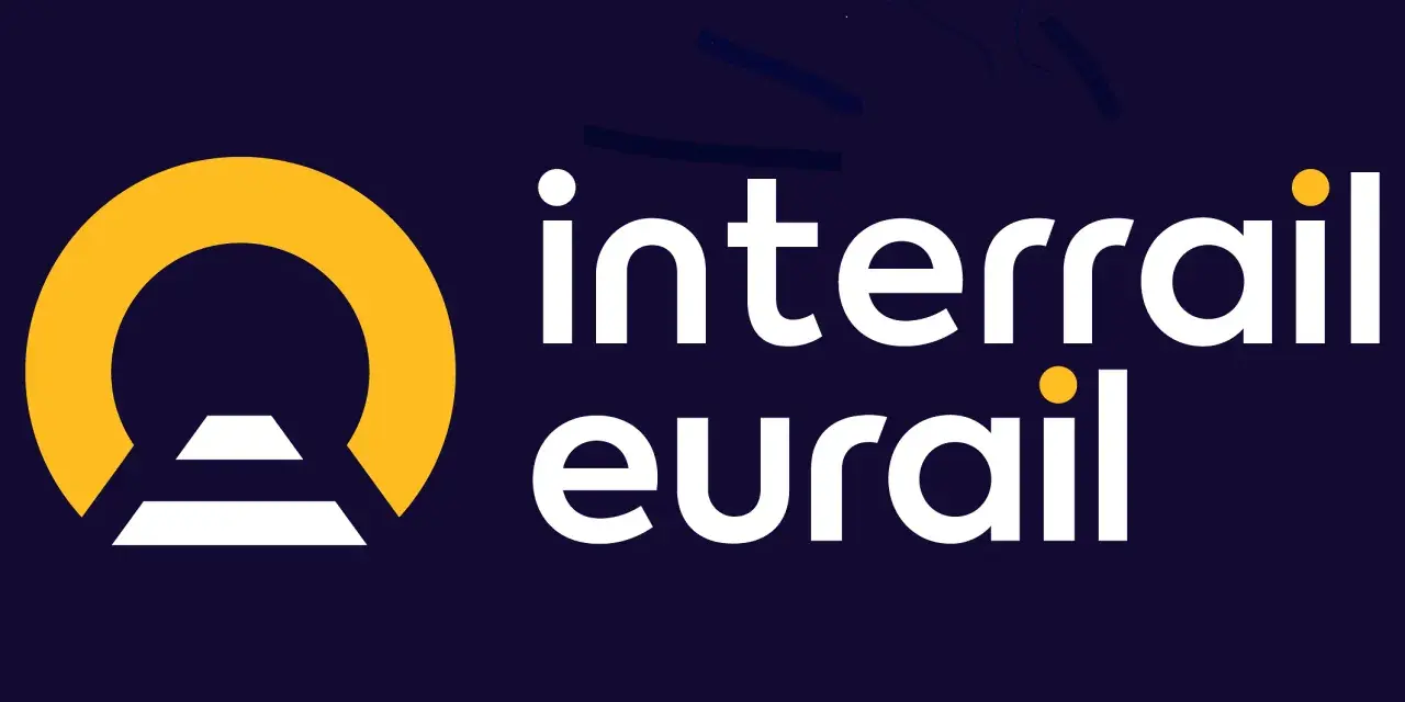 Interrail EU-logotypen med en gul cirkel och en vit trappliknande form till vänster, samt texten "interrail eurail" i vitt.