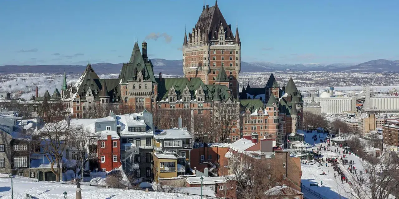 Vintervy över Quebec City med Château Frontenac. En perfekt plats att uppleva kanadensisk matkultur, kanske med en varm poutine.
