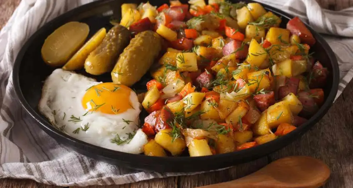Stekt ägg, saltgurka och pyttipanna med dill. En klassiker bland top 10 svenska maträtter.