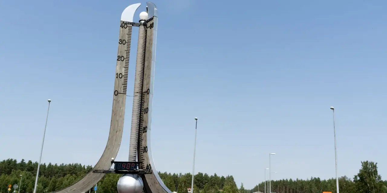 Stor termometer visar att det är varmt i den varmaste staden i Sverige.