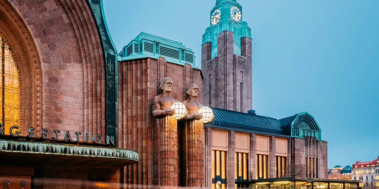 Helsingfors centralstation med sina ikoniska statyer och klocktorn. Perfekt för en weekendresa!