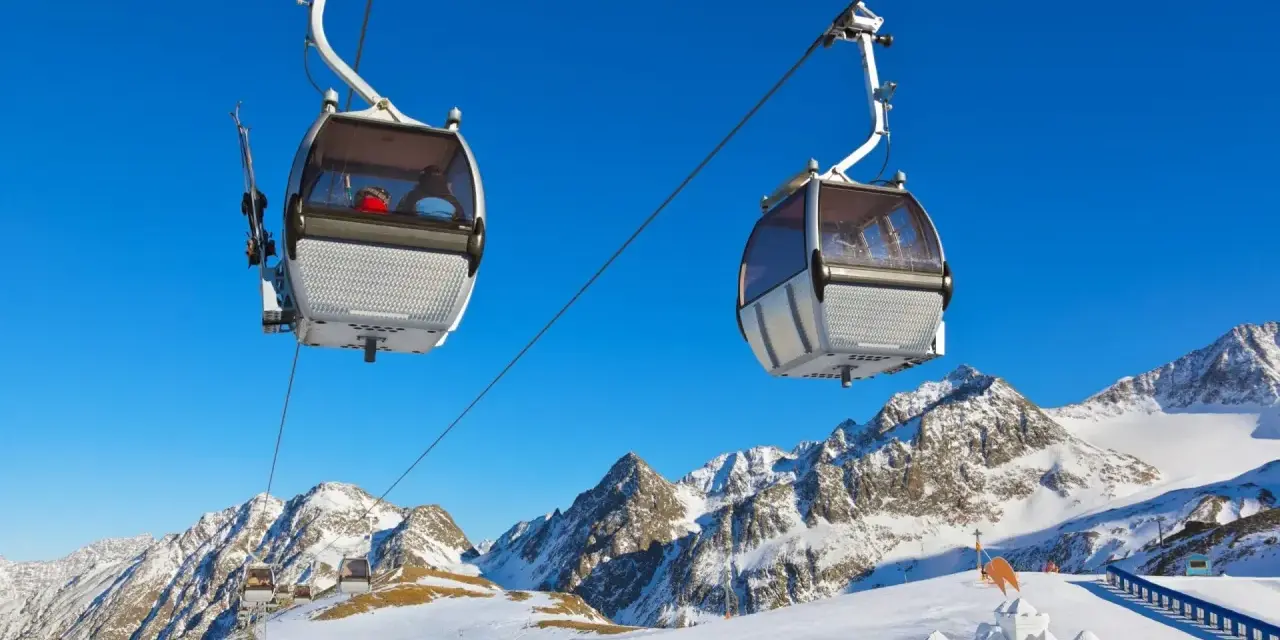 Linbanor transporterar skidåkare uppför snöklädda berg för fantastisk innsbruck skidåkning.