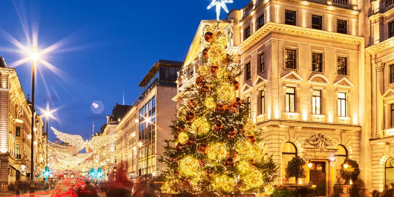 En glittrande julgran och gnistrande ljus längs en gata i London skapar en magisk atmosfär på denna julmarknad.