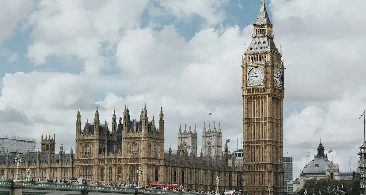 Big Ben och Houses of Parliament i London. En bro med folk och bussar. Kanske inte områden att undvika, men definitivt populära!