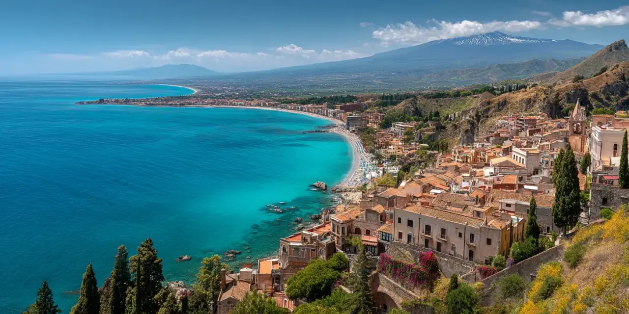 Vacker kustvy med turkost hav, en strand och en stad vid foten av Etna. Perfekt för din sicilien reseguide.