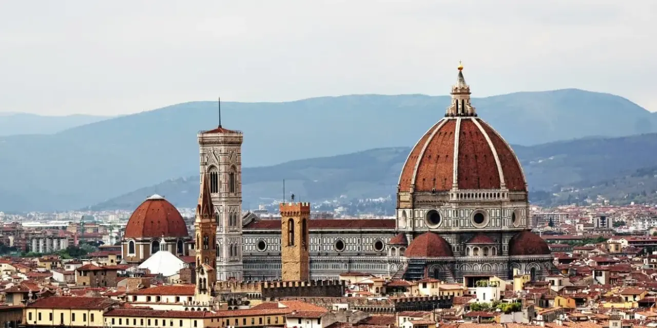 Vacker vy över Florens med Duomo och Giottos klocktorn. Perfekt inspiration för din packlista Italien!