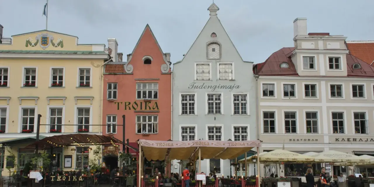Fasaderna i Gamla stan i Tallinn, med restauranger som serverar alkohol.