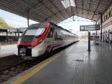 Ett modernt rött och vitt Renfe-tåg står redo på perrongen. Kanske är det dags för ett tåg till Spanien?