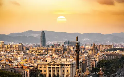 Barcelona vid solnedgången. En stad med behaglig spanien temperatur året runt, perfekt för en semester.
