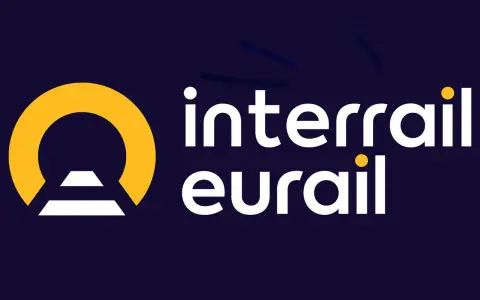 Interrail EU-logotypen med en gul cirkel och en vit trappliknande form till vänster, samt texten "interrail eurail" i vitt.