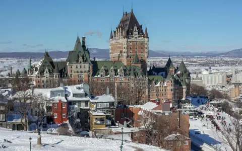 Vintervy över Quebec City med Château Frontenac. En perfekt plats att uppleva kanadensisk matkultur, kanske med en varm poutine.