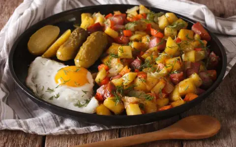 Stekt ägg, saltgurka och pyttipanna med dill. En klassiker bland top 10 svenska maträtter.