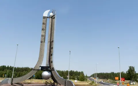 Stor termometer visar att det är varmt i den varmaste staden i Sverige.