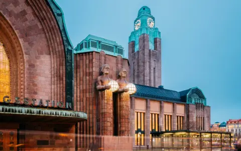 Helsingfors centralstation med sina ikoniska statyer och klocktorn. Perfekt för en weekendresa!