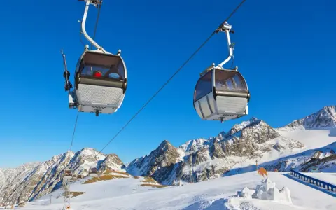 Linbanor transporterar skidåkare uppför snöklädda berg för fantastisk innsbruck skidåkning.