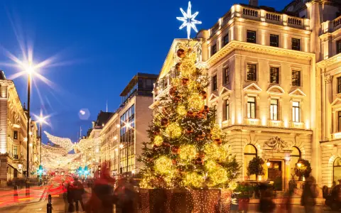 En glittrande julgran och gnistrande ljus längs en gata i London skapar en magisk atmosfär på denna julmarknad.