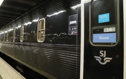 Svart SJ nattåg med sovvagnssymbol och destination Duved.