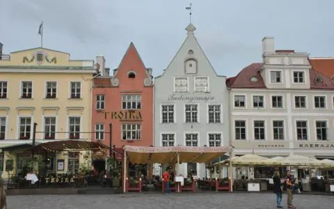 Fasaderna i Gamla stan i Tallinn, med restauranger som serverar alkohol.