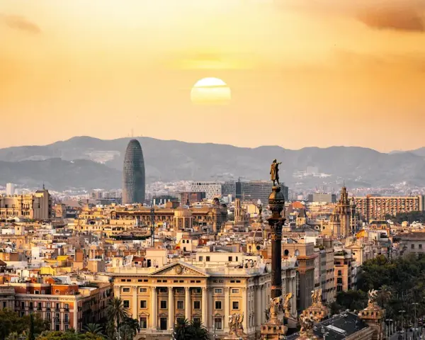 Barcelona vid solnedgången. En stad med behaglig spanien temperatur året runt, perfekt för en semester.