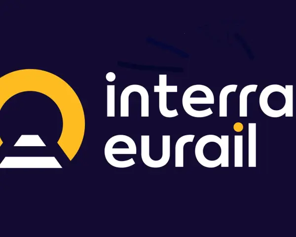 Interrail EU-logotypen med en gul cirkel och en vit trappliknande form till vänster, samt texten "interrail eurail" i vitt.
