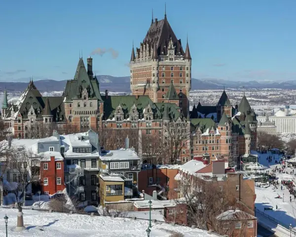 Vintervy över Quebec City med Château Frontenac. En perfekt plats att uppleva kanadensisk matkultur, kanske med en varm poutine.