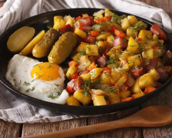 Stekt ägg, saltgurka och pyttipanna med dill. En klassiker bland top 10 svenska maträtter.