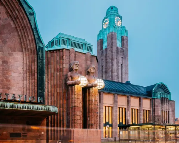 Helsingfors centralstation med sina ikoniska statyer och klocktorn. Perfekt för en weekendresa!