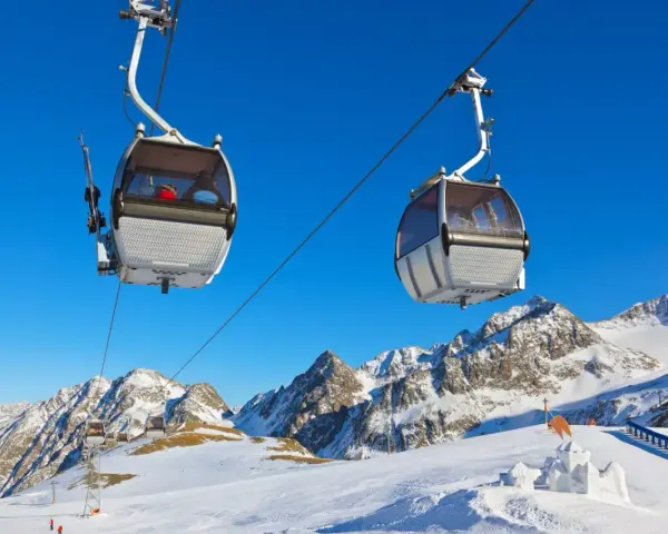 Linbanor transporterar skidåkare uppför snöklädda berg för fantastisk innsbruck skidåkning.