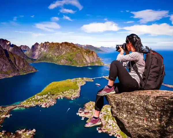 Fotograf fångar den dramatiska skönheten i Lofoten. Här är några **Lofoten tips** för din resa: vandra till Reinebringen för denna vy!
