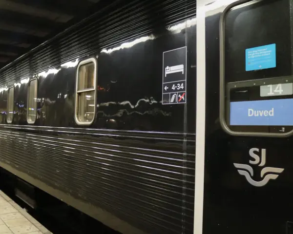 Svart SJ nattåg med sovvagnssymbol och destination Duved.