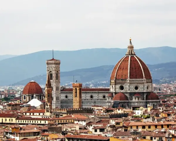 Vacker vy över Florens med Duomo och Giottos klocktorn. Perfekt inspiration för din packlista Italien!