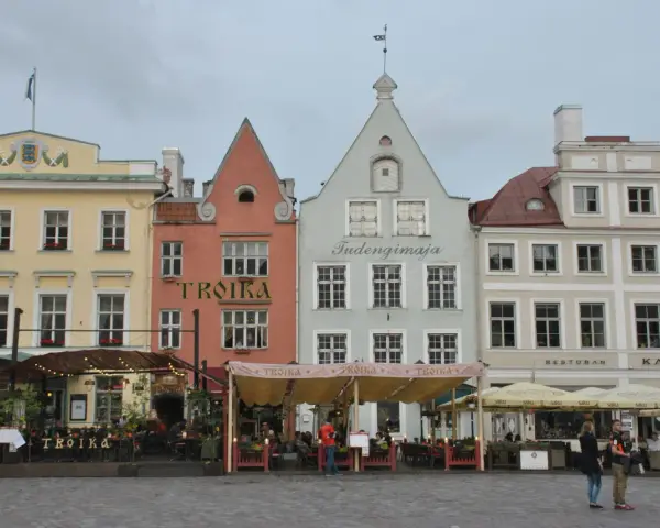 Fasaderna i Gamla stan i Tallinn, med restauranger som serverar alkohol.