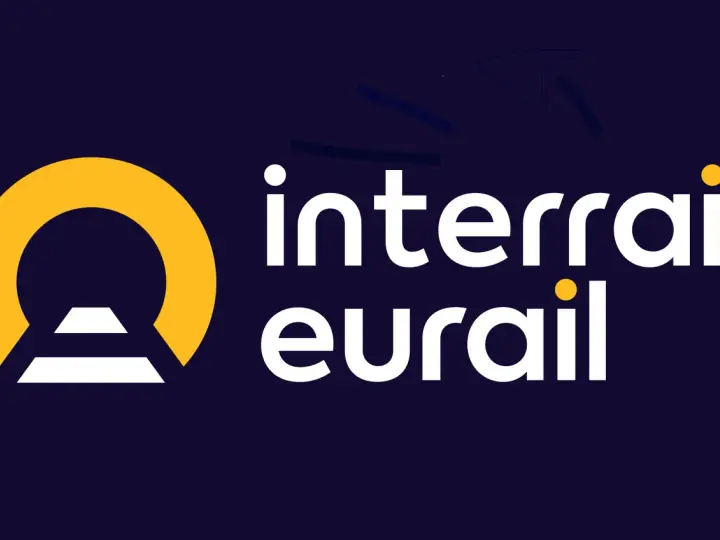 Interrail EU-logotypen med en gul cirkel och en vit trappliknande form till vänster, samt texten "interrail eurail" i vitt.