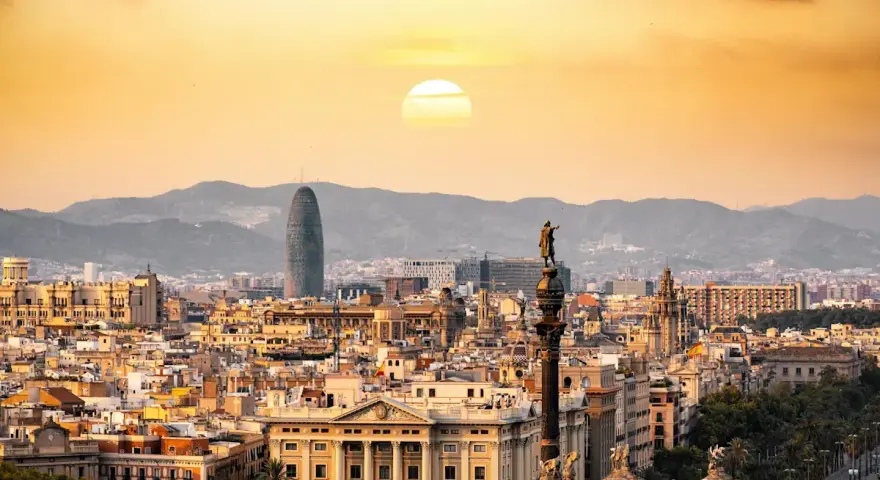 Barcelona vid solnedgången. En stad med behaglig spanien temperatur året runt, perfekt för en semester.